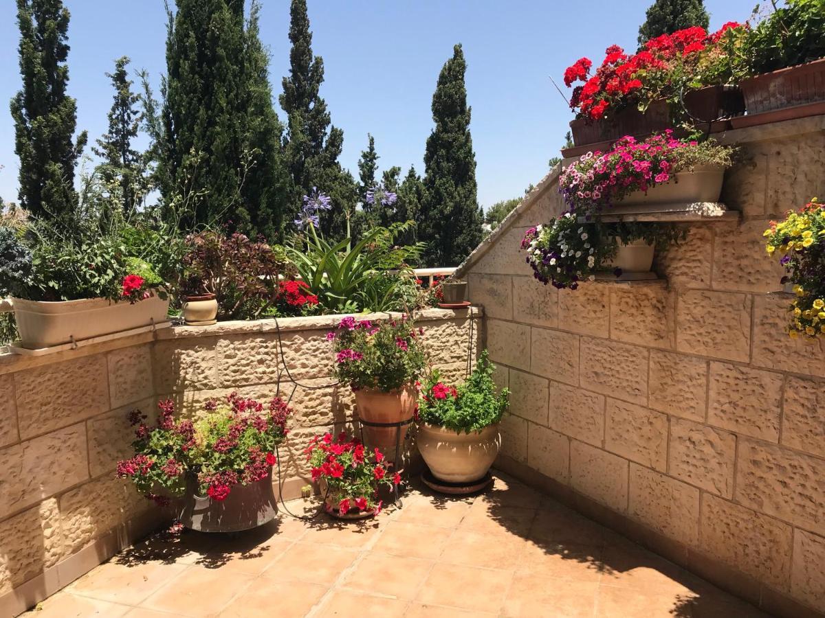 Dorraine'S Jerusalem Bed & Breakfast Exterior photo